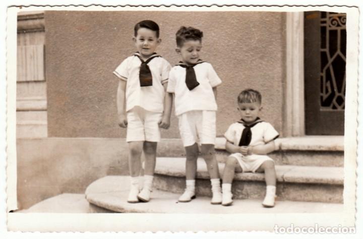 Fotograf&iacute;a antigua: Preciosa foto. Ni&ntilde;os. Amigos. Tres hermanitos con traje de marinero. A&ntilde;os 40 xz