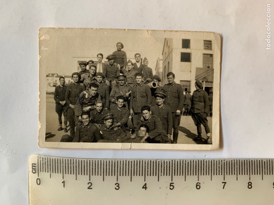 Fotografia antica: FOTO. MI PADRE CON COMPA&Ntilde;EROS SERVICIO MILITAR. MUNICIPIO?. FOT&Oacute;GRAFO?.