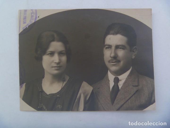Fotograf&iacute;a antigua: FOTO DE ESTUDIO DE PAREJA , USADA EN UN CARNET KILOMETRICO DE FERROCARRIL, A&Ntilde;OS 20
