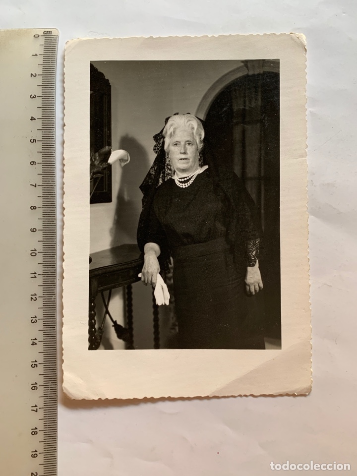 Fotografia antiga: FOTO. PREPARADA PARA LA PROCESI&Oacute;N CON SU MANTILLA Y COLLAR DE PERLAS. FOT&Oacute;GRAFO?. FECHA, JUNIO 1962.