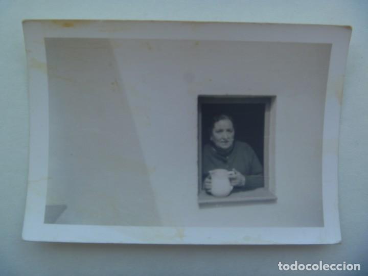Fotograf&iacute;a antigua: FOTO DE SE&Ntilde;ORA MAYOR EN LA VENTANA CON UN JARRON