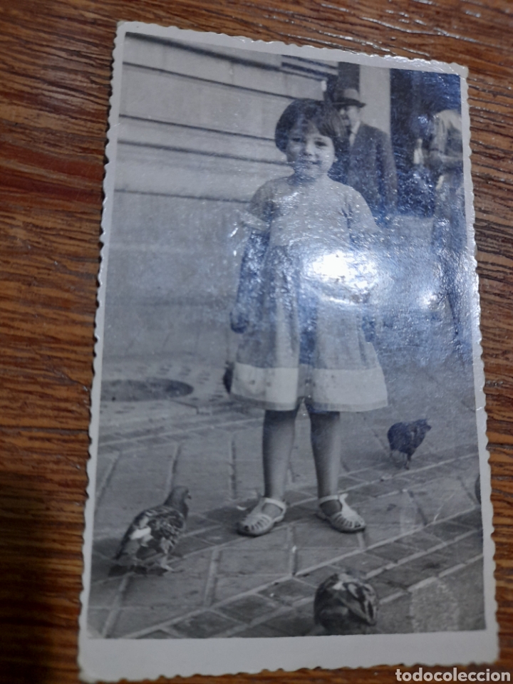 Fotograf&iacute;a antigua: Ni&ntilde;a con palomas foto cine Marset