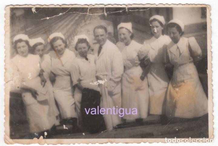 Antique Photography: Magn&iacute;fica foto. Grupo de j&oacute;venes enfermeras con el m&eacute;dico, frente a las v&iacute;as del tren. 1948.