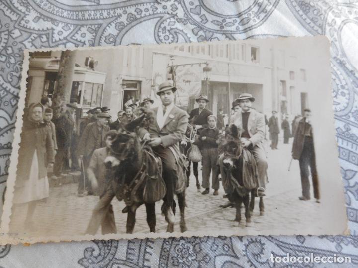 Fotograf&iacute;a antigua: ANTIGUA FOTOGRAFIA.SE&Ntilde;ORES EN BURROS.ESTANDARTE SANT GERVASI 1929.FOTO DOSDA.BARCELONA 1947