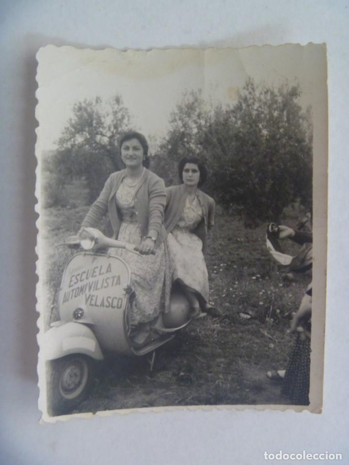 Fotograf&iacute;a antigua: FOTO DE CHICAS EN UNA MOTO VESPA CON PUBLICIDAD DE ESCUELA AUTOMOVILISTA VELASCO