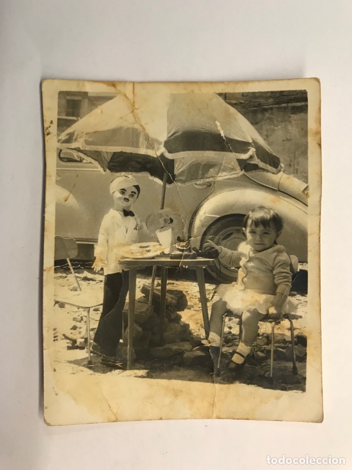 Fotograf&iacute;a antigua: MINUTEROS. Fotografos de calle.. La joven ni&ntilde;a jugando con el camarero&hellip; (h.1960?)