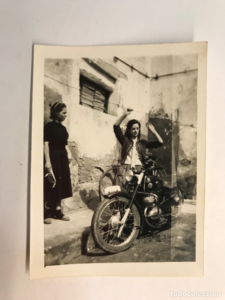 Fotograf&iacute;a antigua: MONTESA, Motocicleta.. fotografia antigua&hellip; aquellas se&ntilde;oritas moteras&hellip;. (h.1950?)
