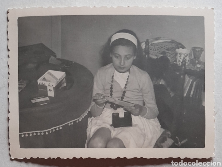 Fotograf&iacute;a antigua: Foto de ni&ntilde;a jugando con antiguo View Master. A&ntilde;os 60s