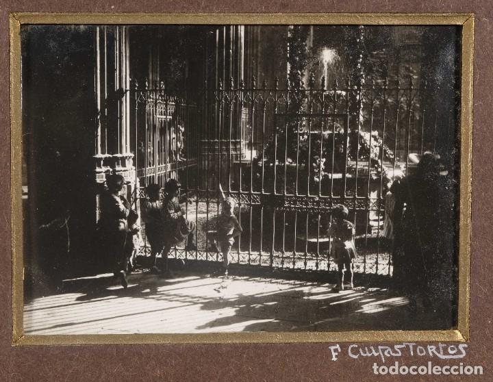 Photographie ancienne: Fotograf&iacute;a de Frederic Cuy&aacute;s Tort&oacute;s Fuente de Sant Jordi Claustro de la Catedral de Barcelona
