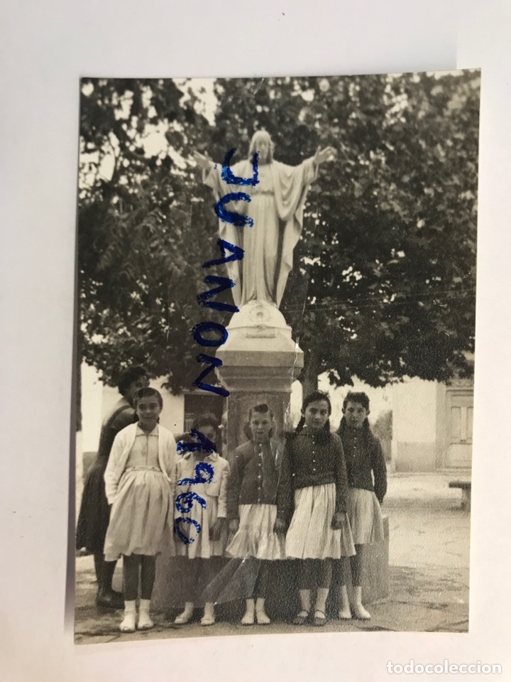 Fotograf&iacute;a antigua: VILLAGORDO DEL CABRIEL, Fotograf&iacute;a Ni&ntilde;as junto a la fuente desaparecida del Sagrado Corazon de Jesus