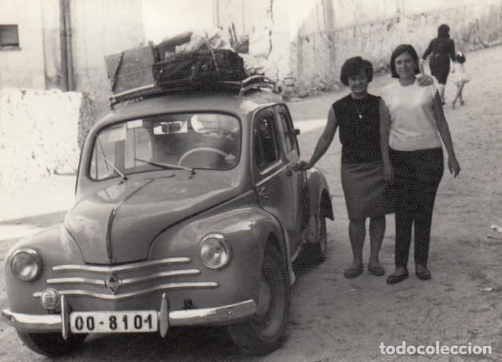 Fotograf&iacute;a antigua: RENAULT 4. CUATRO CUATRO 10.3X7.4