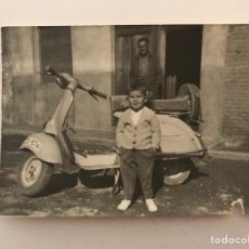 Fotografía antigua: NIÑOS Y VESPA… FOTOGRAFÍA REALIZADA EN CASTELLÓN… NIÑO EMULANDO A SU ABUELO (H.1950?)