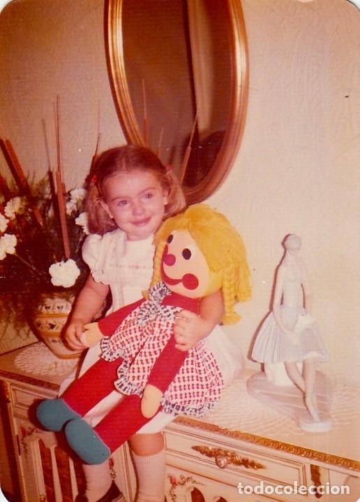Fotograf&iacute;a antigua: Bonita foto. Ni&ntilde;a con mu&ntilde;eca de trapo y figura de lladr&oacute;. A&ntilde;os 70. qq