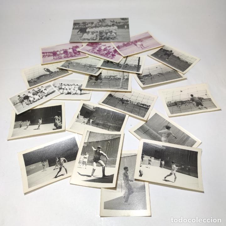 Fotografia antica: Lote de 21 fotograf&iacute;as de partido de futbol y de chavales jugando a pelota. A&ntilde;os 60.