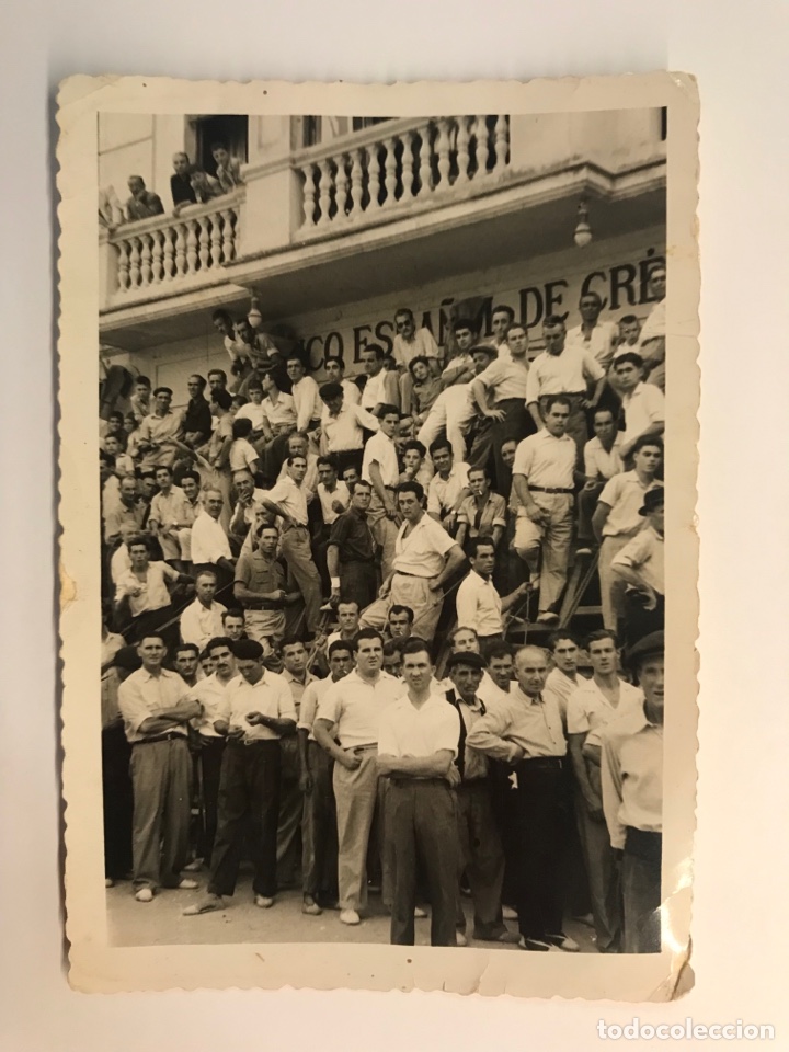 Fotografia antiga: CASTELL&Oacute;N. Fotograf&iacute;a..,improvisada Plaza de Toros junto al Banco Espa&ntilde;ol de Cr&eacute;dito (h.1960?)