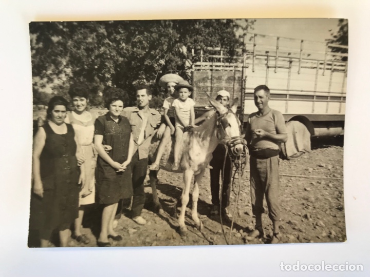 Fotografia antica: BURRIANA FOTOGRAF&Iacute;A.. Familia en el Campo&hellip; el abuelo labrador y su burro de carga..