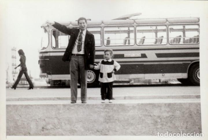 Fotografia antiga: El autob&uacute;s del colegio. Padre con su ni&ntilde;a. A&ntilde;os 60-70. dd