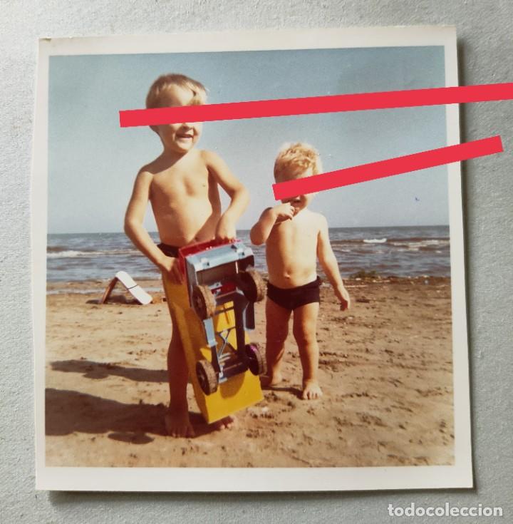 Fotografia antiga: Antigua fotograf&iacute;a. Ni&ntilde;o en la playa con Cami&oacute;n de juguete. Foto a&ntilde;os 60.