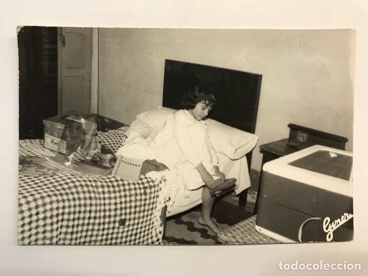Fotografia antiga: NI&Ntilde;OS VALENCIA, fotograf&iacute;a inundada de regalos&hellip; Reportajes V. Giner (a.1960)