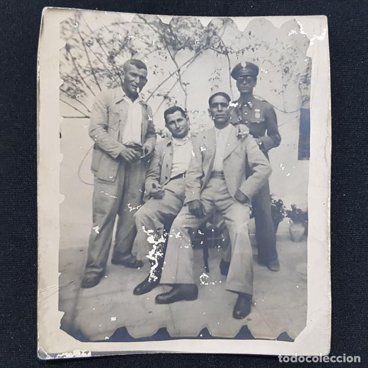 Antique Photography: FOTOGRAFIA ANTIGUA GRUPO DE CUATRO HOMBRES UNO CON UNIFORME 7 x 8 CM