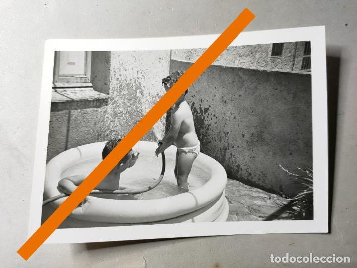 Fotografia antiga: Antigua fotograf&iacute;a ni&ntilde;o en ba&ntilde;ador en balsa de goma. Foto a&ntilde;os 60.