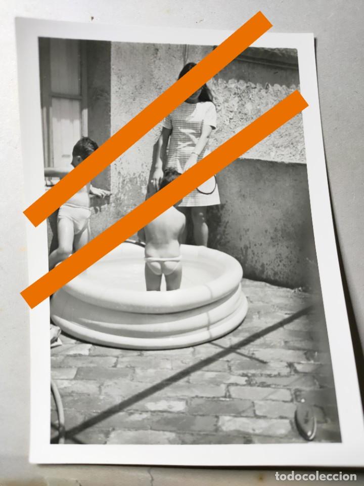 Fotografia antica: Antigua fotograf&iacute;a ni&ntilde;o en ba&ntilde;ador en balsa de goma. Foto a&ntilde;os 60.