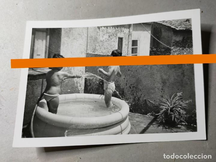 Fotografia antica: Antigua fotograf&iacute;a. ni&ntilde;o en ba&ntilde;ador en balsa de goma. Foto a&ntilde;os 60.