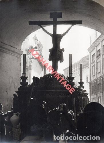 Fotografia antica: SEMANA SANTA SEVILLA, 1970,CRISTO DE LOS ESTUDIANTES POR EL POSTIGO, ESPECTACULAR, 24X30 CMS