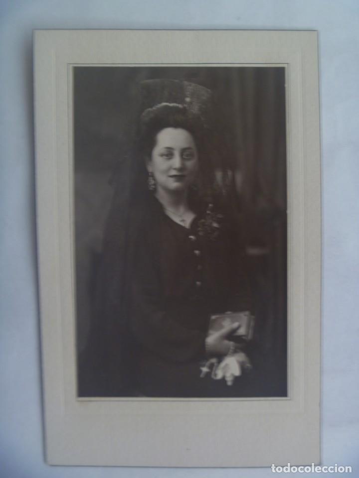 Fotograf&iacute;a antigua: PRECIOSISIMA FOTO DE ESTUDIO DE SE&Ntilde;ORITA CON PEINETA Y MANTILLA, MISAL Y ROSARIO