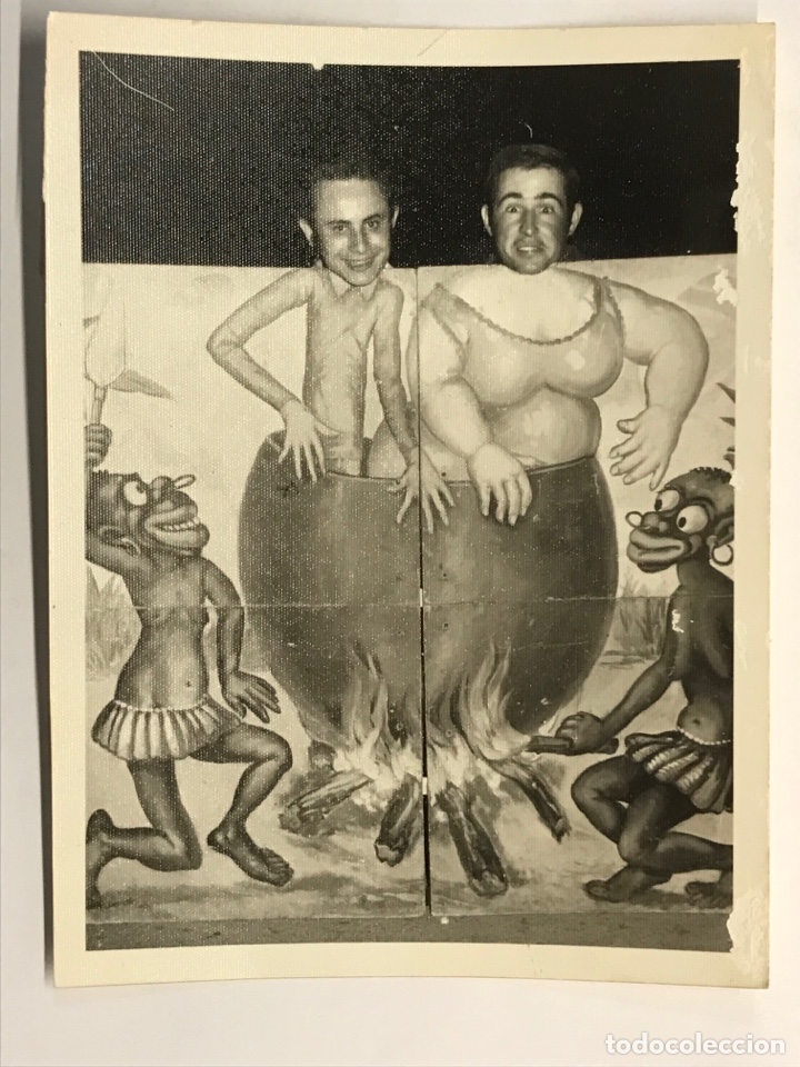 Fotografia antica: FOTOGRAF&Iacute;A DE FERIA&hellip; Que nos Guisan en la Tribu&hellip;. (h.1960?)