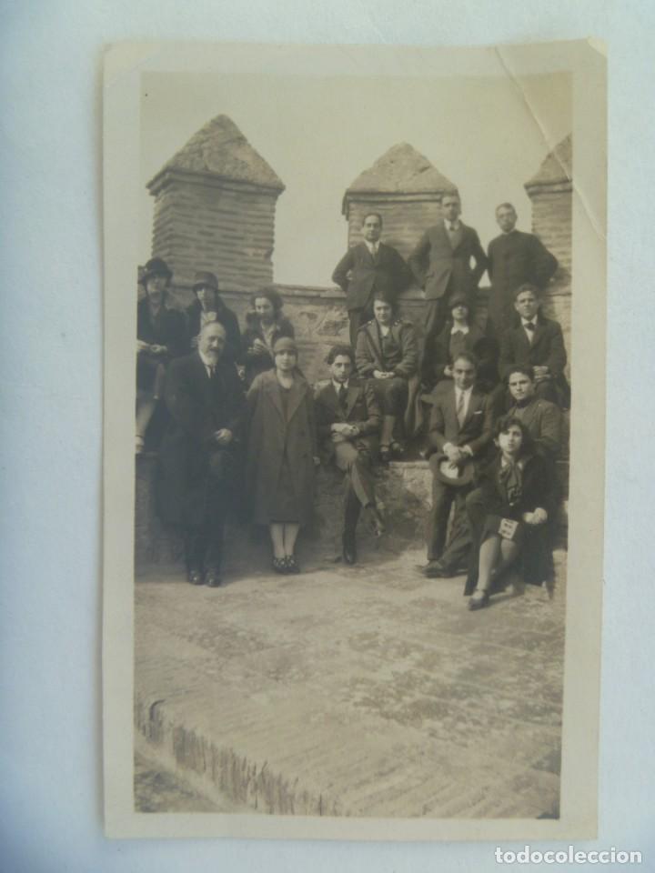 Fotograf&iacute;a antigua: FOTO DE SE&Ntilde;ORES POSANDO EN LA PUERTA DEL SOL DE TOLEDO , 1926