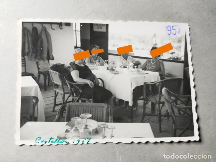 Fotografia antica: Antigua fotograf&iacute;a de Castell&oacute;n. En el restaurante. foto a&ntilde;os 50.