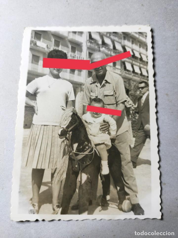 Alte Fotografie: Antigua fotograf&iacute;a. Ni&ntilde;o con el caballito. Juguete. foto a&ntilde;os 60.