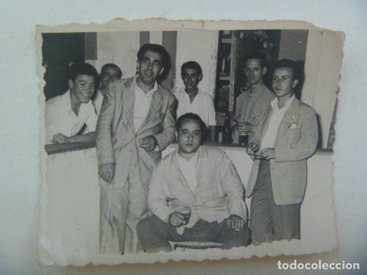 Fotografia antiga: FOTO DE HOMBRES EN UN BAR O TABERNA , FERIA 1952
