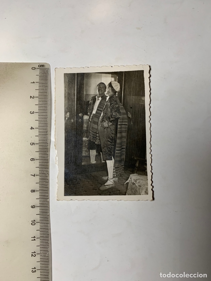 Antique Photography: FOTO. MIR&Aacute;NDOSE EN EL ESPEJO CON ATUENDO DE LLAURAOR. C. SEVILLANO, FOT. VALENCIA. 20 MARZO 1954.