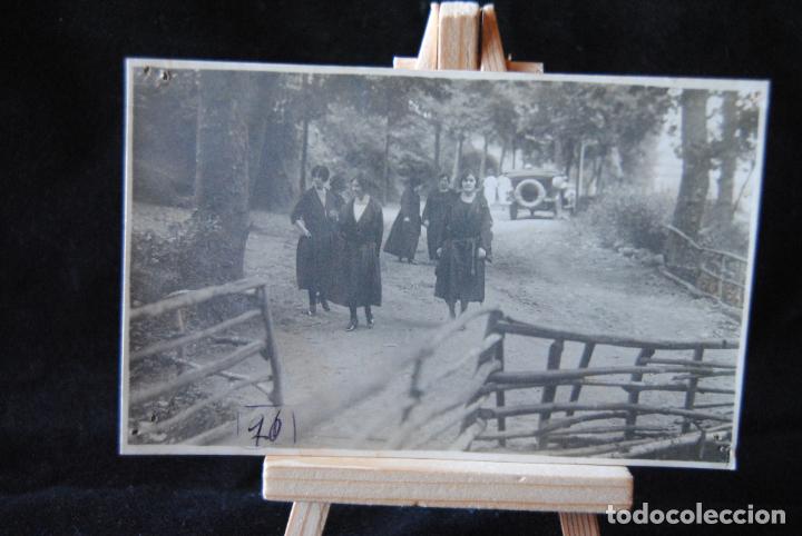 Fotograf&iacute;a antigua: ANTIGUA FOTOGRAFIA DE EPOCA MUJERES , COCHE ANTIGUO 8,5 X 13,5 SIN DATOS