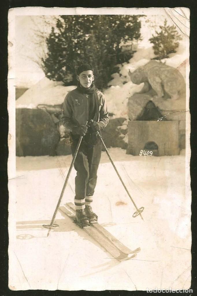Fotograf&iacute;a antigua: 1814 - Joven adolescente en la nieve con esqu&iacute;es / en St Moritz SUIZA - Foto Postal 1920's