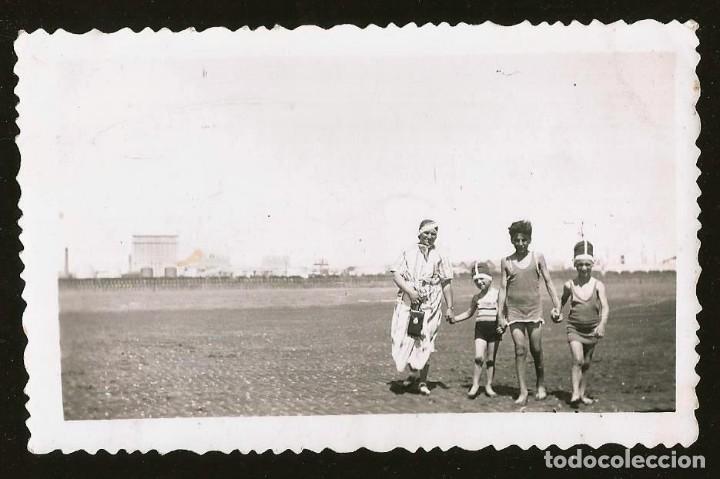 Fotografia antica: 1831 - Ni&ntilde;os en ba&ntilde;ador junto a su madre en la playa - Foto 11x7cm 1930'
