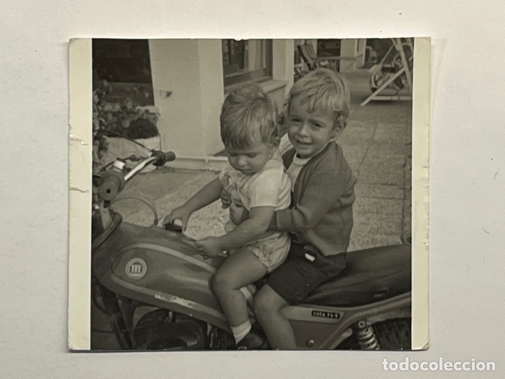 Fotograf&iacute;a antigua: MONTESA.., Ni&ntilde;os y Motocicleta .. Fotograf&iacute;a para el recuerdo.. (h.1960?)