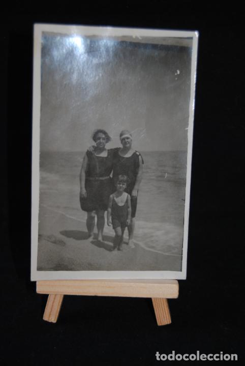 Fotograf&iacute;a antigua: ANTIGUA FOTOGRAFIA FORMATO POSTAL DE EPOCA EN LA PLAYA CON TRAJE DE BA&Ntilde;O ANTIGUO