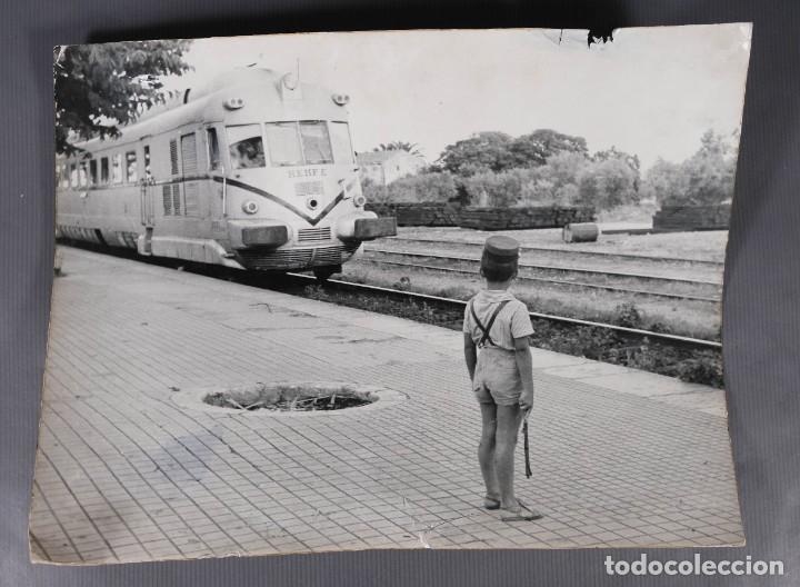 Fotografia antiga: Fotograf&iacute;a Ni&ntilde;o en en la estaci&oacute;n a&ntilde;os 50-60