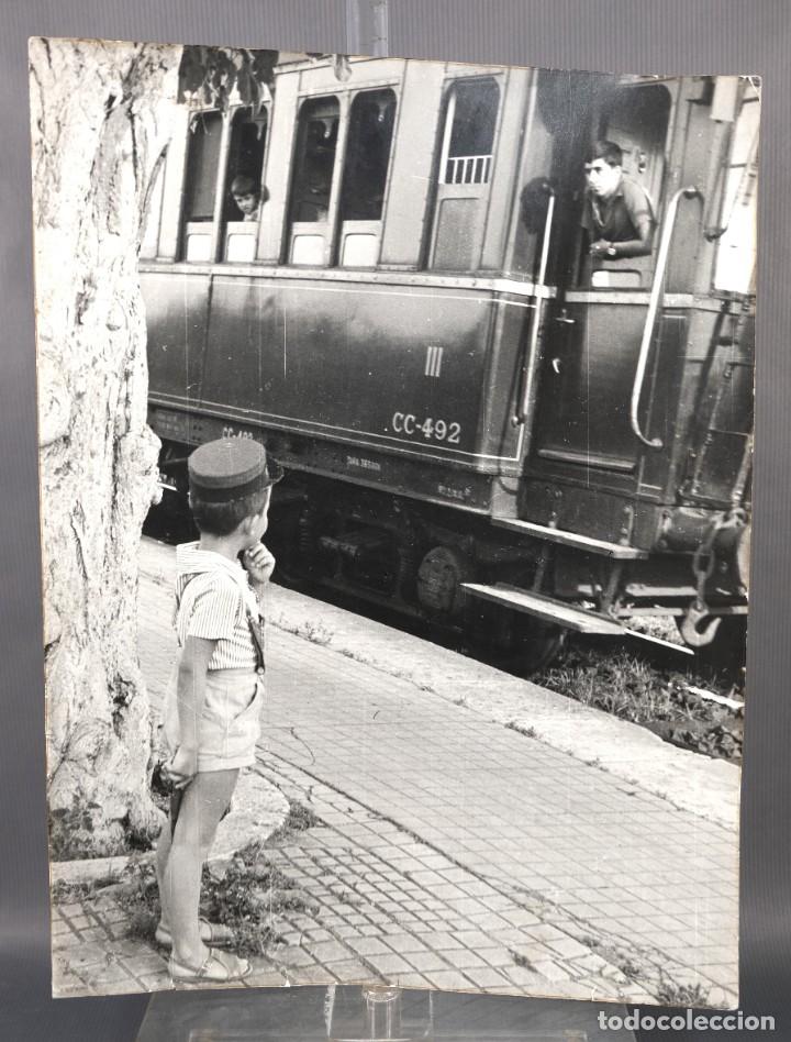 Fotografia antiga: Fotograf&iacute;a Ni&ntilde;o en en la estaci&oacute;n a&ntilde;os 50-60