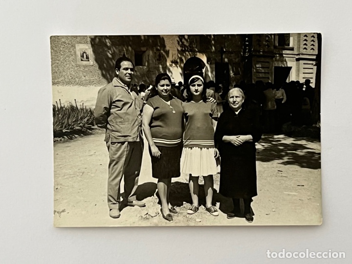 Alte Fotografie: JUMILLA, Fotograf&iacute;a de un Grupo familiar frente a la Ermita de San Ant&oacute;n? (a.1964)