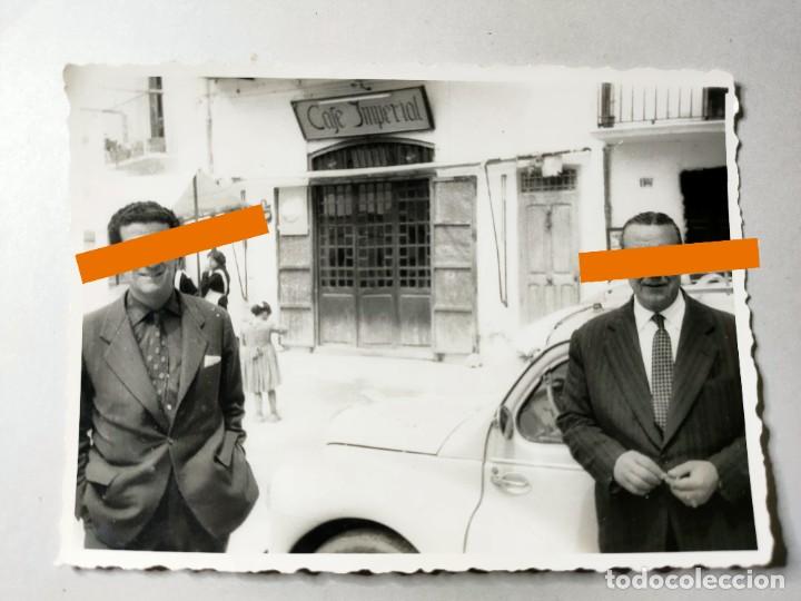 Alte Fotografie: Antigua fotograf&iacute;a. al fondo caf&eacute; imperial. Foto a&ntilde;os 50