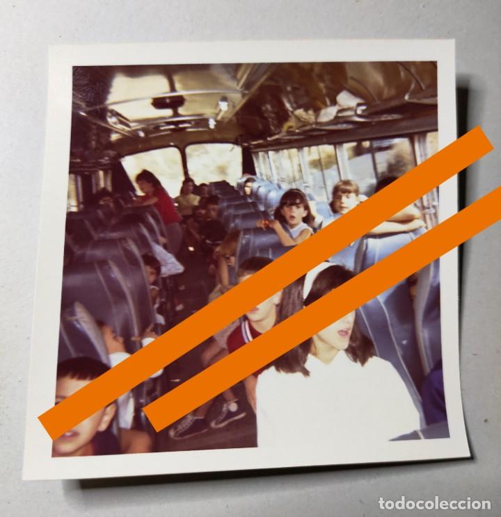 Fotografia antica: Antigua fotograf&iacute;a. Ni&ntilde;os excursi&oacute;n en autob&uacute;s. A&ntilde;o 1968.