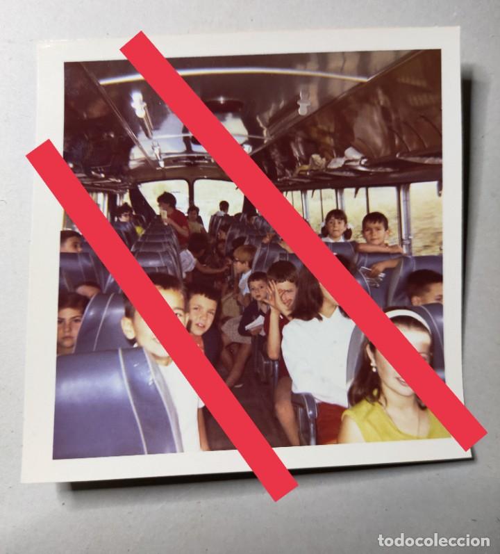 Fotograf&iacute;a antigua: Antigua fotograf&iacute;a. Ni&ntilde;os excursi&oacute;n en autob&uacute;s. A&ntilde;o 1968.