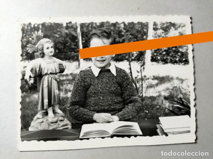 Fotografia antiga: Antigua fotograf&iacute;a. ni&ntilde;o estudiante junto a escultura ni&ntilde;o Jes&uacute;s. A&ntilde;os 40.