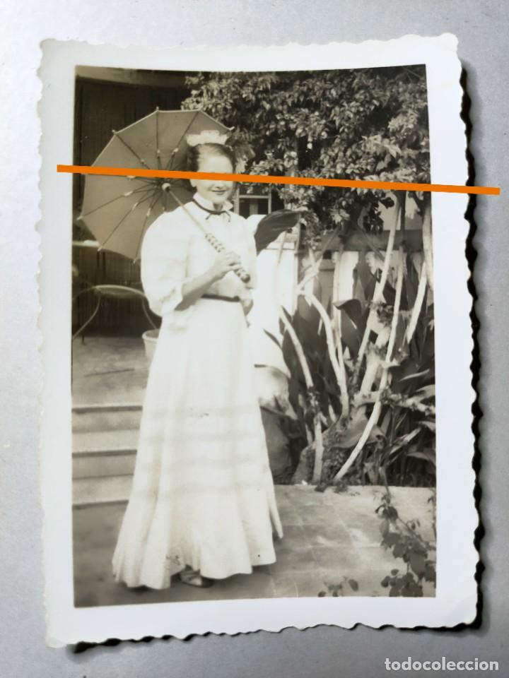 Fotografia antica: Antigua fotograf&iacute;a. se&ntilde;orita con paraguas. A&ntilde;o 1935.