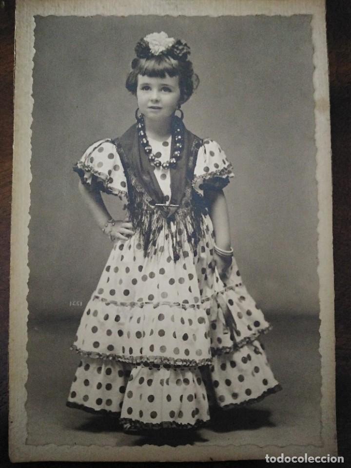 Fotografia antiga: Antigua Fotograf&iacute;a ni&ntilde;a vestida de Sevillana.