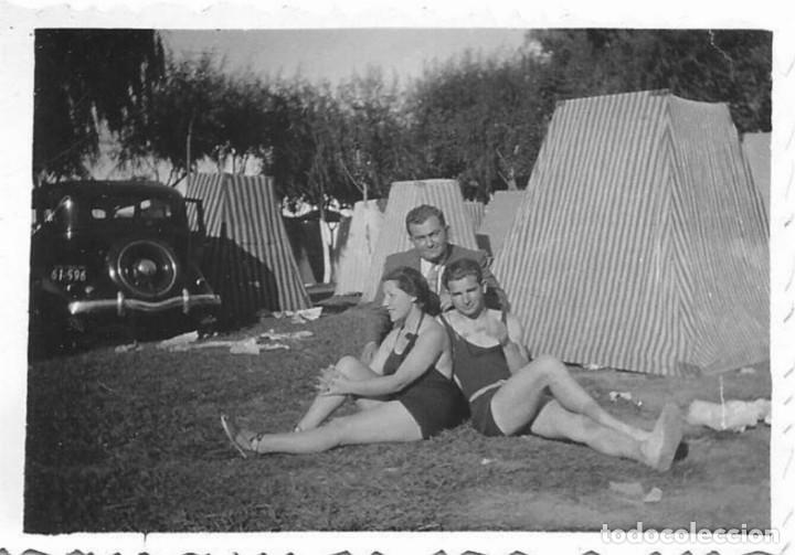 Fotograf&iacute;a antigua: X823 - couple en ba&ntilde;ador y hombre en fashion campamento y un vijo coche citroen ? - Foto 8x6cm 1940'